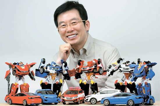 チェ・シンギュ「孫悟空」代表が変身ロボットおもちゃ「ハローカーボット」を紹介している。ハローカーボットは現代（ヒョンデ）自動車のサンタフェ・グレンジャーを２４分の１の大きさにしたおもちゃだ。（写真＝孫悟空）