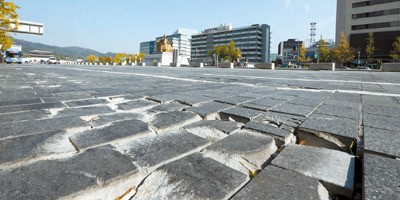 世宗文化会館前の世宗大路で石畳の道路が破損したまま放置されている。