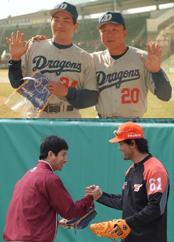 中日に所属していた１９９７年の宣銅烈（ソン・ドンヨル、右）と山本昌広。（写真上）、昨年、同期の朴賛浩（パク・チャンホ、右）と握手をする宋志晩。