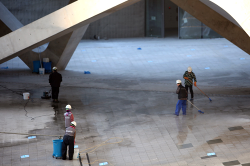 この大きな施設はソウル東部の新しいランドマークとして造成中の「東大門(トンデムン)デザインプラザ」。2013年11月内の完工に向け、いよいよラストスパートに入っています。