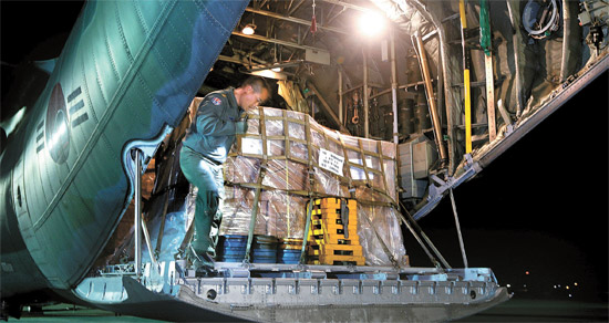 韓国政府は１４日、フィリピン・タクロバンに救援物資を積んだ軍用機を派遣した。空軍第１５特殊任務飛行団所属のＣ－１３０輸送機２機はフィリピン政府が要請した毛布・テント・衛生キット・浄水剤・非常食など救援物資２０トンを載せ、この日午前、ソウル空港を離陸した。この日の１次支援に続き、今日（１５日）も救援隊４０人と救援物資１０トンを積載したＣ－１３０輸送機２機が２次支援を行う。京畿道城南市のソウル空港の滑走路で、空軍の将兵がＣ－１３０輸送機に救援品を積んでいる。（写真＝共同取材団）