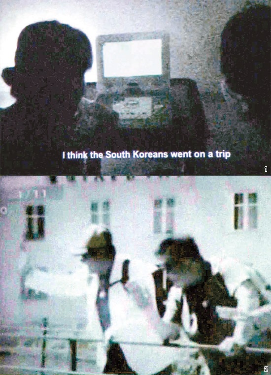 『花よりおじいさん』を観る北朝鮮の少女たち…２人の北朝鮮少女が家で違法購入した韓国芸能番組『花よりおじいさん』のＤＶＤを見て「南朝鮮の人々がソ連か欧州に遊びに行ったようだ」と話していた（上）。下の写真は彼女らが視聴している『花よりおじいさん』フランス編の場面。写真は英国公営放送チャネル４の画面をＪＴＢＣが撮影後キャプチャーした。