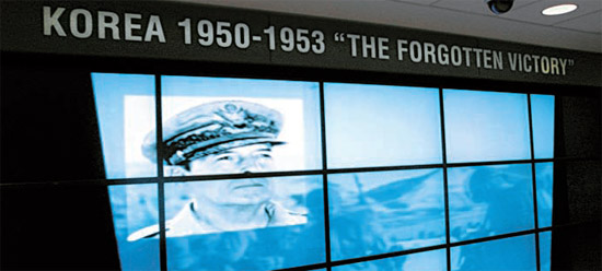 米国ワシントンＤＣの国防部庁舎１階にある韓国戦争常設展示室内部の様子。マッカーサー司令官の仁川（インチョン）上陸作戦の画面上段に「ＫＯＲＥＡ　１９５０－１９５３　Ｔｈｅ　ｆｏｒｇｏｔｔｅｎ　ｖｉｃｔｏｒｙ」という文面が見える。