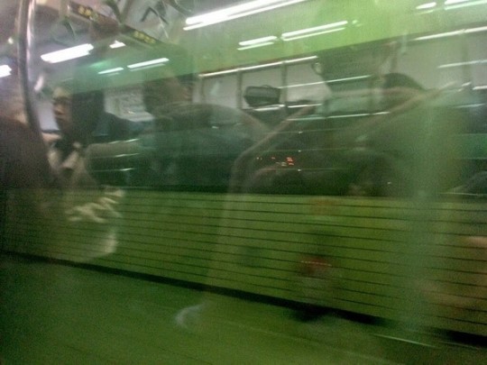 蚕室ナル駅を通過する列車（写真＝ツイッター）