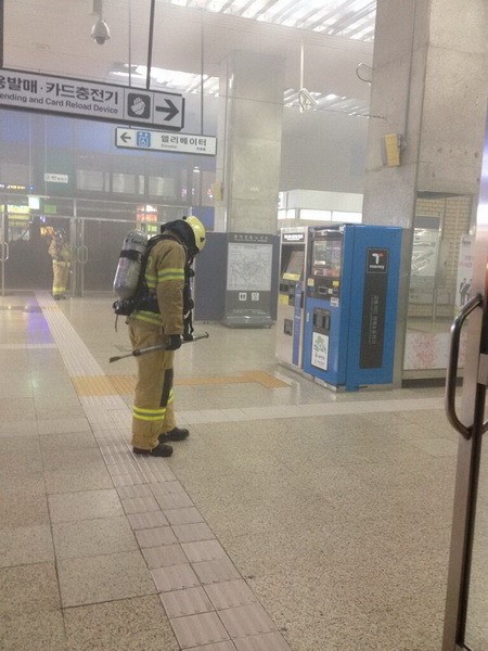 蚕室ナル駅で作業を行う消防隊員（写真＝ツイッター）