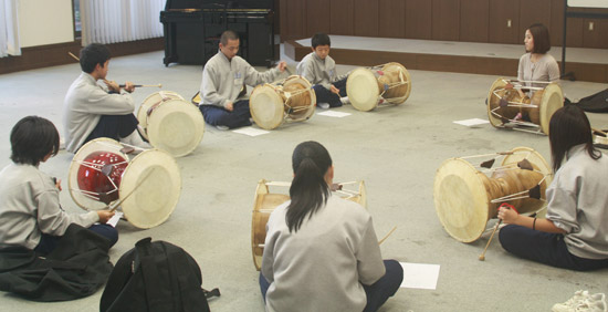 「トライヤルウィーク」に参加した日本の垂水中学校の生徒たちが神戸韓国教育院の講堂に集まってチャングを習っていた。（写真＝神戸韓国教育院）