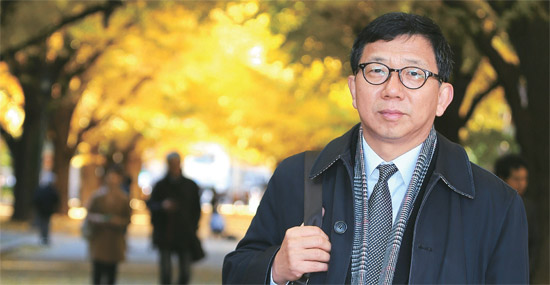 李元徳（イ・ウォンドク）国民大国際学部教授は「日本が依然として過去の歴史を反省しなくても、韓国は実用的で戦略的な外交をする必要がある」と強調した。２７日、東京大本郷キャンパスで撮影。