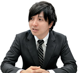 鶴間健介・外務事務官（３３）。