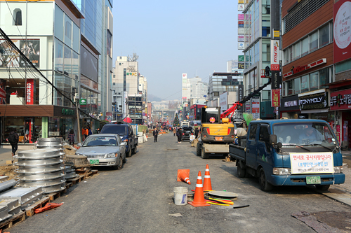 実はこの工事、歩行者の安全確保や文化空間の創出などを目的に９月末から進められているソウル市初の公共交通機関専用地区造成プロジェクトで、12月末まで続く予定。