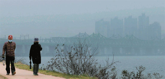 ５日午後、ソウル龍山区二村洞（ヨンサング・イチョンドン）の漢江（ハンガン）沿いをマスクをつけた市民が歩いている。