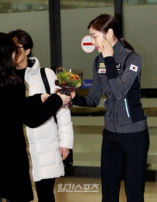 キム・ヨナが９日午後、仁川（インチョン）国際空港を通じて帰国した。