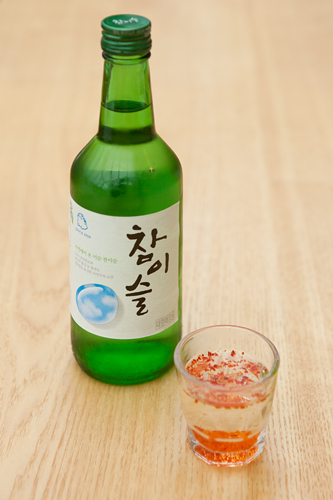 韓国の俗説の中には、めずらしい風邪の予防法もたくさん。特に焼酎に粉唐辛子を混ぜて飲むというものは、食事やお酒の席でおもしろおかしく楽しめるため人気です。