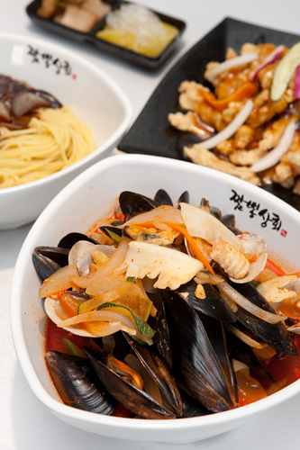 辛い料理を食べるというのも、代表的な俗説のひとつです。唐辛子の成分により血流が活性化して汗が出るため、風邪にも良いと考えられてきたようです。