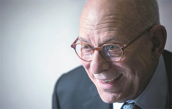 アブラハム・ウンガル（Ａｂｒａｈａｍ Ｕｎｇａｒ）代表は、５日開かれた「貿易の日」授賞式で産業褒章を授与された。これは２０年間にわたって韓国製の自動車と船舶をイスラエルに輸出した功労が認められたものだ。