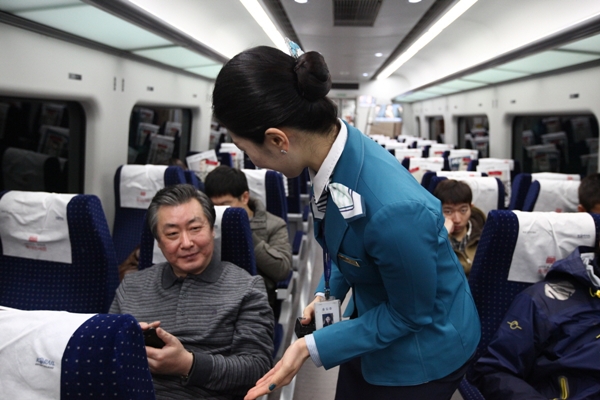 ソウル駅と仁川国際空港駅をノンストップ（４３分）でつなぐ空港鉄道直通列車の運賃割引が２０１４年末まで１年間延長される。（写真提供＝ＫＯＲＡＩＬ）