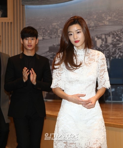 女優チョン・ジヒョン、雪のようなシースルー衣装で軽やかに登場 | Joongang Ilbo | 中央日報
