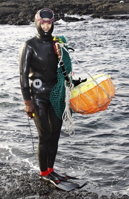 ゴムの潜水服を着ている韓国海女（写真＝中央フォト）