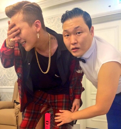 歌手Ｇ－ＤＲＡＧＯＮ（左）とＰＳＹ（写真＝ＰＳＹのツイッター）。