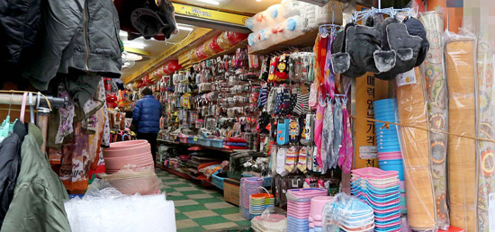 ２５日釜山市海雲台区（プサンシ・ヘウンデグ）のクナム路のある商店。暖房をつけているのに出入り口は最初から開いていた。ほかの大部分の店も「ドアを閉めるとお客さんが来ない」と言って開け放していた。