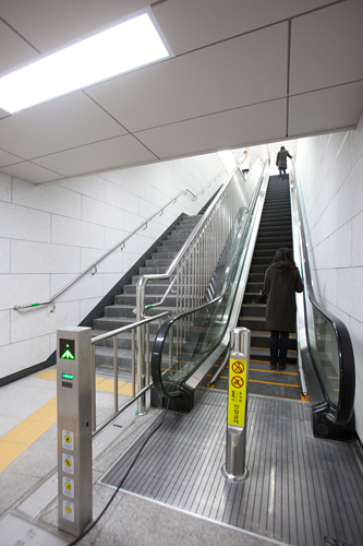 工事が完了した１番出口にはエスカレーターが新設され、２メートルだった通路幅も３～６メートルへと拡張。一方、工事中は資材が置かれ通行し難かった地上の歩道もすっきり片付けられ歩きやすくなりました。