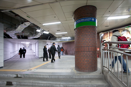 １号線清涼里（チョンニャンニ）駅方面と２号線を繋ぐ連結通路は、幅６．５メートルから１１メートルに拡張。ビジネス街・市庁エリアの朝・夕通勤ラッシュで募った市民の不満も解消できる見込みです。