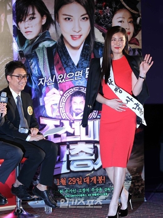 ２日午後、ソウル往十里（ワンシムニ）ＣＧＶで映画『朝鮮美女三銃士』制作発表会に登場した女優のハ・ジウォン。