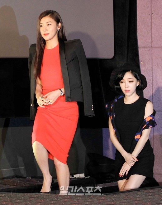 ２日午後、ソウル往十里（ワンシムニ）ＣＧＶで映画『朝鮮美女三銃士』制作発表会に登場した女優のハ・ジウォン（左）とガイン。
