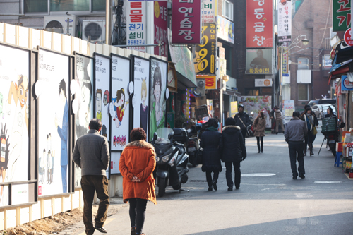 「チェミ路」は地下鉄４号線明洞駅からすぐで、Ｎソウルタワーに向かう南山ケーブルカー乗り場にも近接。ソウル中心部に誕生した新スポットで、日本マンガと似て非なる韓国マンガを感じてみてはいかがでしょう。