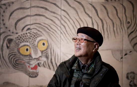 日本の動物作家、遠藤公男氏。韓国の最後の虎・ヒョウについての記録を追跡してきた。ソウルの仁寺（インサ）アートセンターの虎の民画の前で彼は「北朝鮮の虎とヒョウも追跡してみたい」と語った。