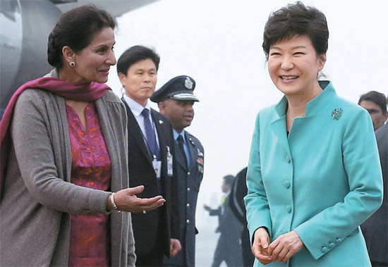 朴槿恵（パク・クネ）大統領が１５日午後（現地時間）、新年初の歴訪先であるインドのニューデリーパラム空軍飛行場に到着して外交長官の歓迎を受けている。