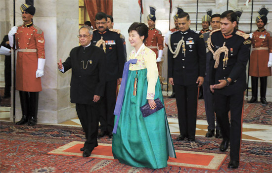 朴槿恵（パク・クネ）大統領が１６日（現地時間）午後、インド大統領宮で開かれた国賓晩餐に参加してプラナブ・ムカルジー大統領と一緒に入場している。