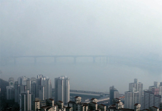 １７日午後１時、ソウル新堂洞のメボン山から眺めた聖水（ソンス）大橋。この日、ソウルは中国発のスモッグで覆われた。