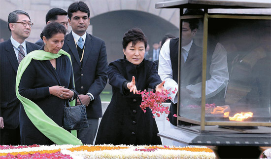 ガンジー追悼公園（Ｒａｊ　Ｇｈａｔ）で花をまく朴大統領
