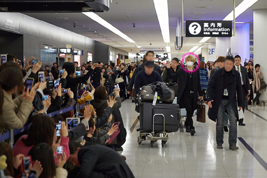 ＪＹＪのキム・ジェジュンが、アジアツアー名古屋公演を控えて日本に入国した。名古屋空港に５００人以上の現地ファンたちが殺到した（写真提供＝Ｃ－Ｊｅｓエンターテイント）。