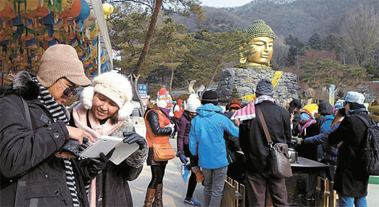 京畿道龍仁市蓮花山の臥牛精舎。年間３０万人の外国人がこの寺を訪れる。８メートルの超大型仏頭など見るものが多い。［写真＝臥牛精舎］