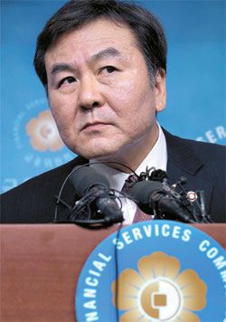 申斉潤金融委員長が２２日午後、金融委員会記者室で顧客情報流出事件再発防止に対する総合対策発表中に記者の質問に耳を傾けている。この日会見場には新聞・放送・通信など２００人余りの内外記者が集まったため会見は予定時間より２～３分遅く始まった。