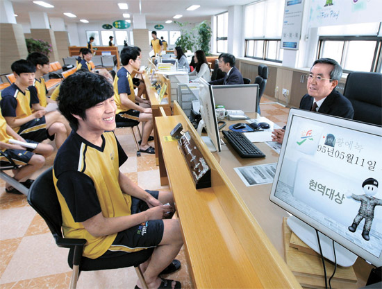 今年最初の徴兵検査が２７日、ソウル地方兵務庁で行われた。