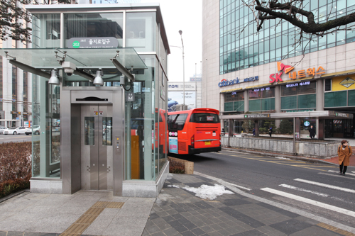 乙支路入口駅と地上をつなぐエスカレーター・エレベーターは他の出口にもありますが、いずれも明洞中心部と反対方面で、遠回りになることが多いのが難点でした。しかし今後はその心配もなくなります。