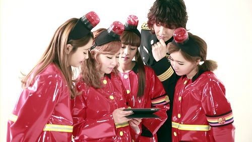 Ｃｒａｙｏｎ　Ｐｏｐ（クレヨンポップ）のメンバーと歌手のキム・ジャンフン（右から２人目）。