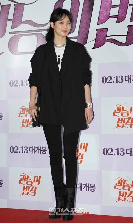 ４日、ソウル建大（コンデ）ロッテシネマで開かれた映画『官能の法則』のＶＩＰ試写会に登場した女優シン・ミナ。