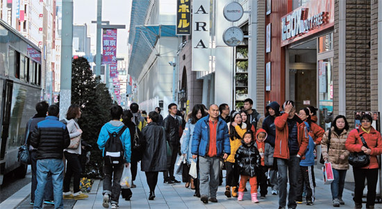 中国人観光客が東京・銀座の通りを埋め尽くしている。昨年１２月に中国人観光客は１年前より８４．８％増えた。「爆買い」という言葉ができるほどお金も多く使う。