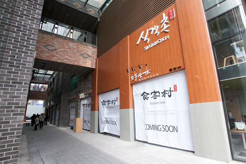 食客村を掲げる店舗は現在、コムタン（牛の肉や内臓と骨を煮込んだスープ）専門店の「秀河東（スハドン）」と、韓牛（ハヌ、韓国在来種の牛）料理専門店の「ｈａｎ６ｇａｍ」の２店が営業中で、その他の店舗は開業準備真っ最中。グランドオープンは２月１３日の予定です。