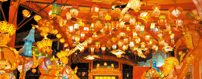 １４日まで開かれる長崎ランタンフェスティバルの風景。獅子舞、龍踊りなど中国伝統灯籠祭り文化をそのまま持ち込んだ。