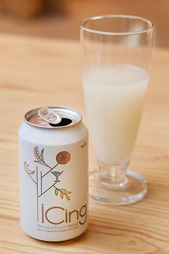 韓国の伝統酒メーカー「麹醇堂(クッスンダン)」のマッコリカクテル「ｉＣｉｎｇ（アイシング）」（１４００ウォン～）は、アルコール度数４％。グレープフルーツ果汁入りですっきりした後味が特徴。スタイリッシュなデザインのパッケージもポイントです。