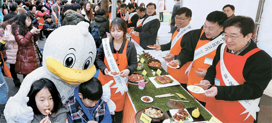 ソウル明洞で開かれた鶏・鴨肉広報行事