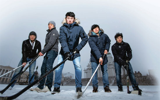 フィンランドに渡ったコリアン５人。左からキム・ジミン、アン・ジョンヒョン、キム・ウォンジュン、アン・ジンフィ、シン・サンフン。（写真＝大韓アイスホッケー協会）