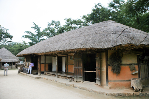 ソウル近郊の龍仁（ヨンイン）にある「韓国民俗村」では、４００年前の朝鮮時代のシーンを撮影。ド・ミンジュンの命を救った名医・許浚（ホ・ジュン）との出会いが印象的でした。ドラマはいよいよ今週が最終回。どんな結末が待っているのか、注目が集まっています！