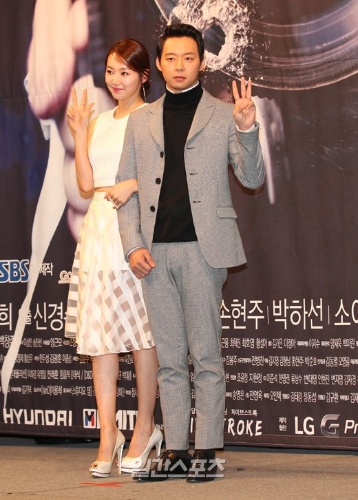 女優のソ・イヒョン（左）と俳優のパク・ユチョン。