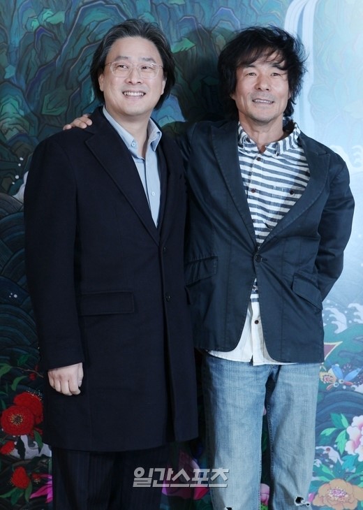 ２６日、ソウル竜山（ヨンサン）ＣＧＶで開かれた映画「ＭＡＮＳＨＩＮ：Ｔｅｎ　Ｔｈｏｕｓａｎｄ　Ｓｐｉｒｉｔｓ」のＶＩＰ試写会に登場したパク・チャヌク監督（左）と俳優のオ・グァンロク。