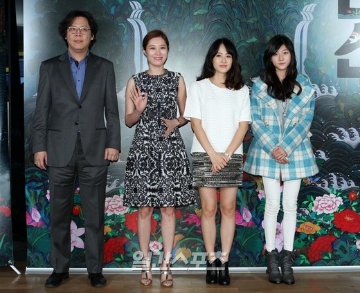 ２６日、ソウル竜山（ヨンサン）ＣＧＶで開かれた映画「ＭＡＮＳＨＩＮ：Ｔｅｎ　Ｔｈｏｕｓａｎｄ　Ｓｐｉｒｉｔｓ」のＶＩＰ試写会に登場した（左から）パク・チャンギョン監督、女優のムンソリ、リュ・ヒョンギョン、キム・セロン。